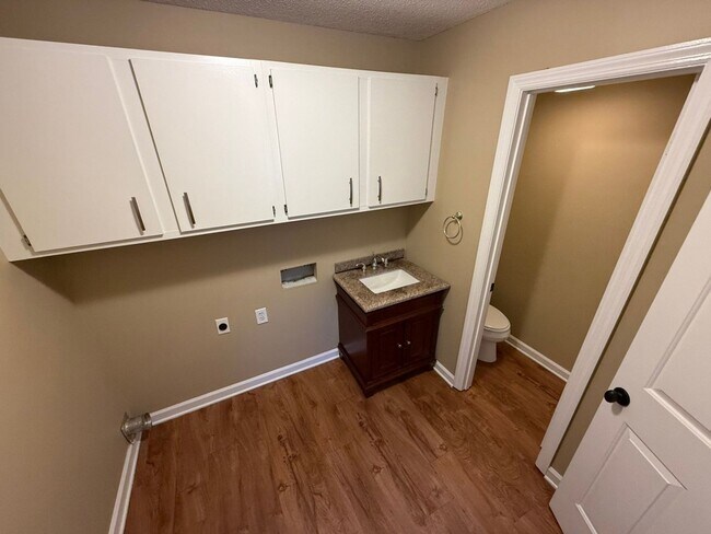 Foto del edificio - ** Holiday Special ** No rent until January 1st, 2026 plus $100 CASH bonus - Exp. 12/31/25