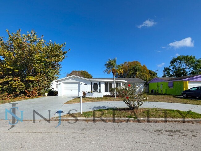 Building Photo - Newly renovated 2bed,2bath,1100 Sq.Ft. Home featuring: OPEN FLOORPLAN, BONUS room, screened porch...