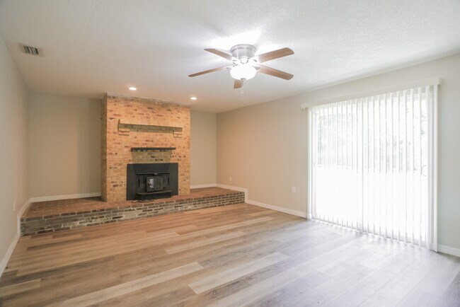 Building Photo - 6537 Pine Cir N