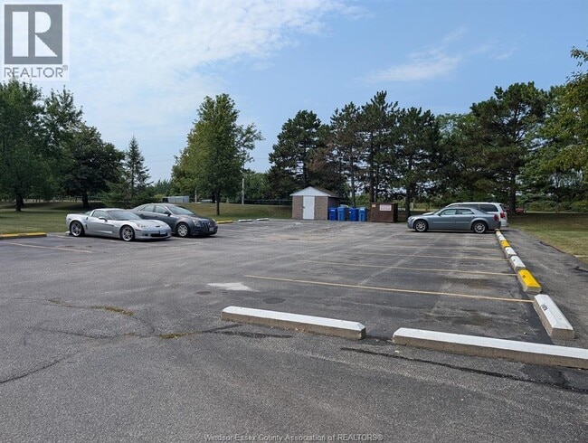 Building Photo - 3003 Meadowbrook Ln