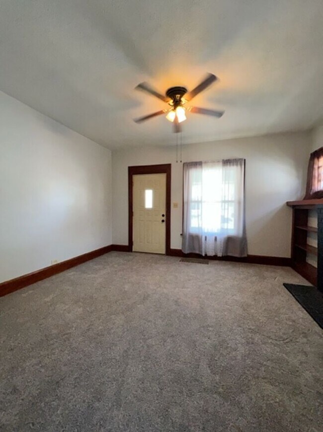 Building Photo - Two bedroom one bathroom home for rent