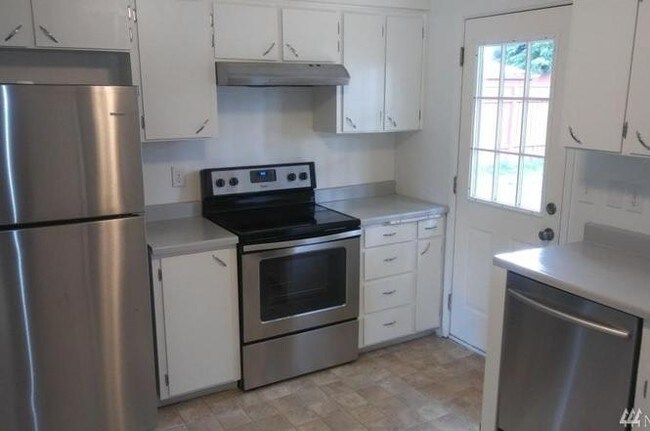 Building Photo - 130 Bellflower Road, Unit A