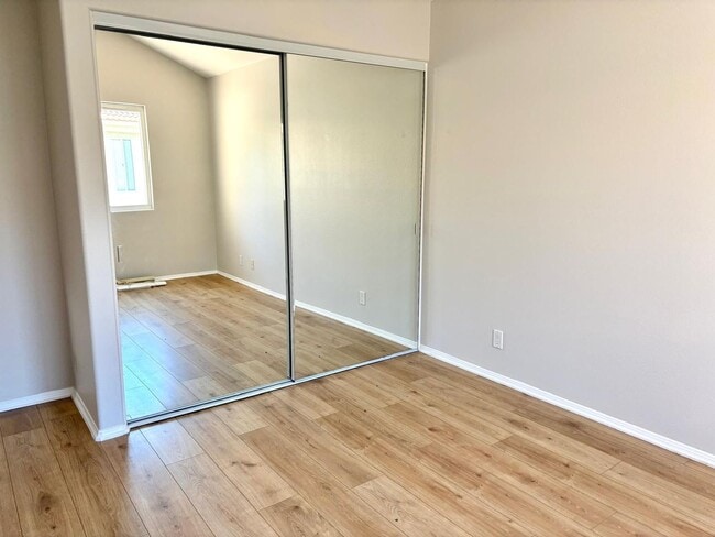 Building Photo - Welcome to this stunning 3-bedroom, 2.5-ba...