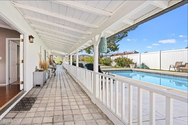 Foto del edificio - 1641 E Hillcrest Dr