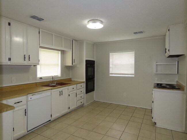 Foto del edificio - Country Living-Water Included! 2 Bedroom Home