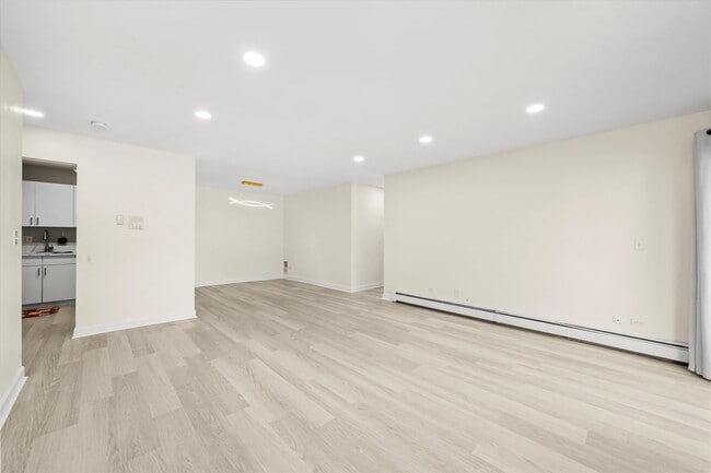 Building Photo - 9S125 Lake Dr