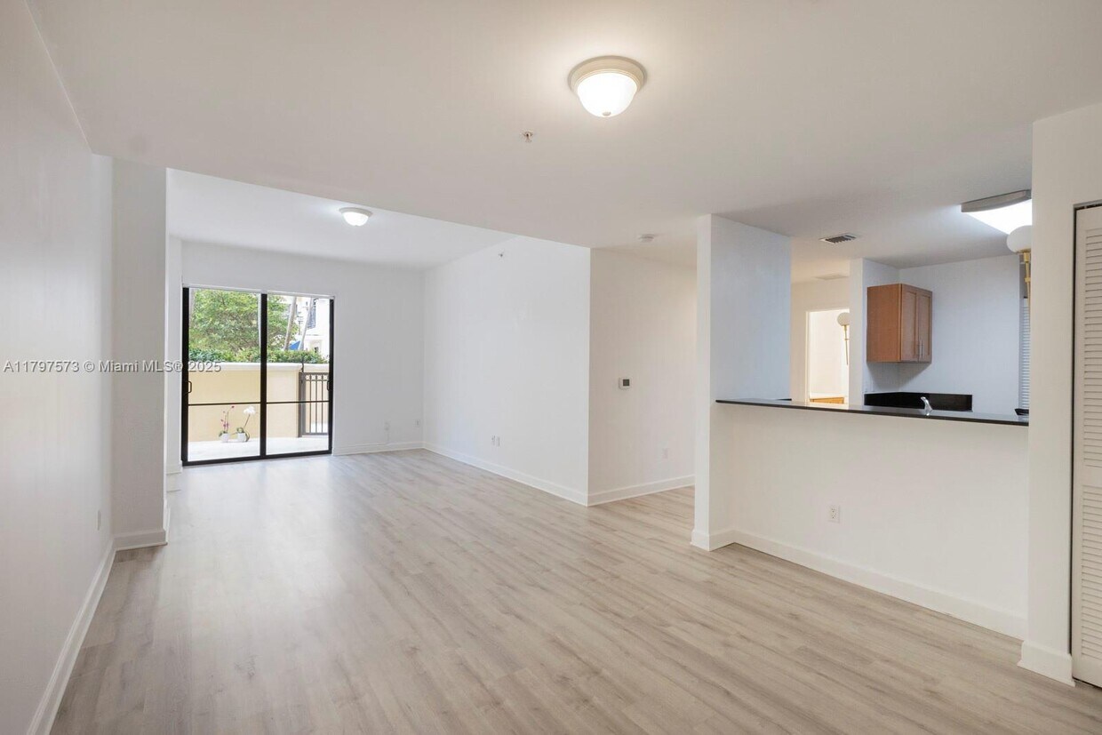 Foto principal - 8395 SW 73rd Ave