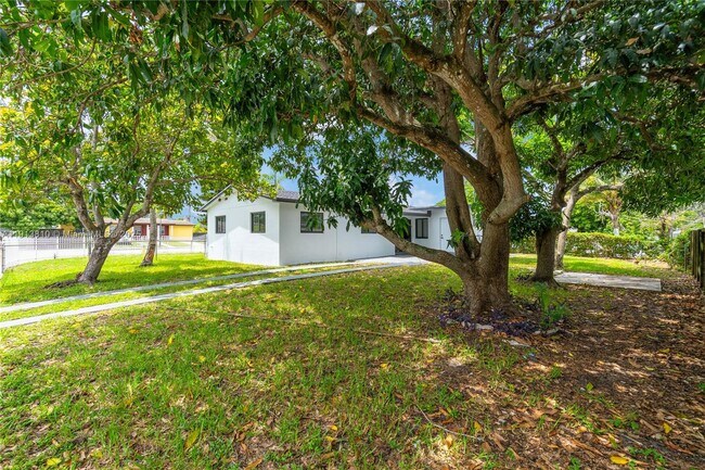 Foto del edificio - 1041 NW 199th St