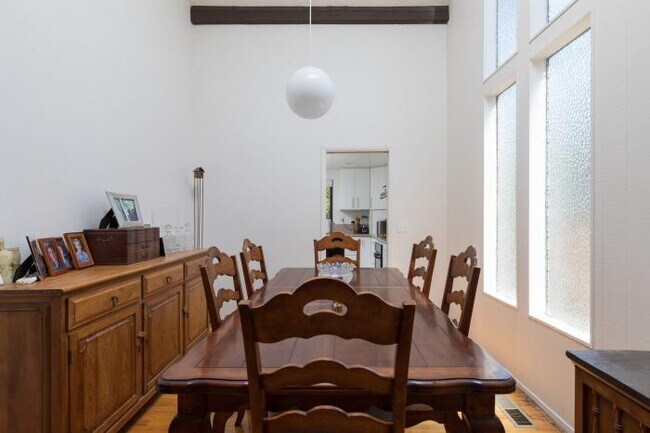 Foto del edificio - 4 bedroom in San Rafael CA 94903
