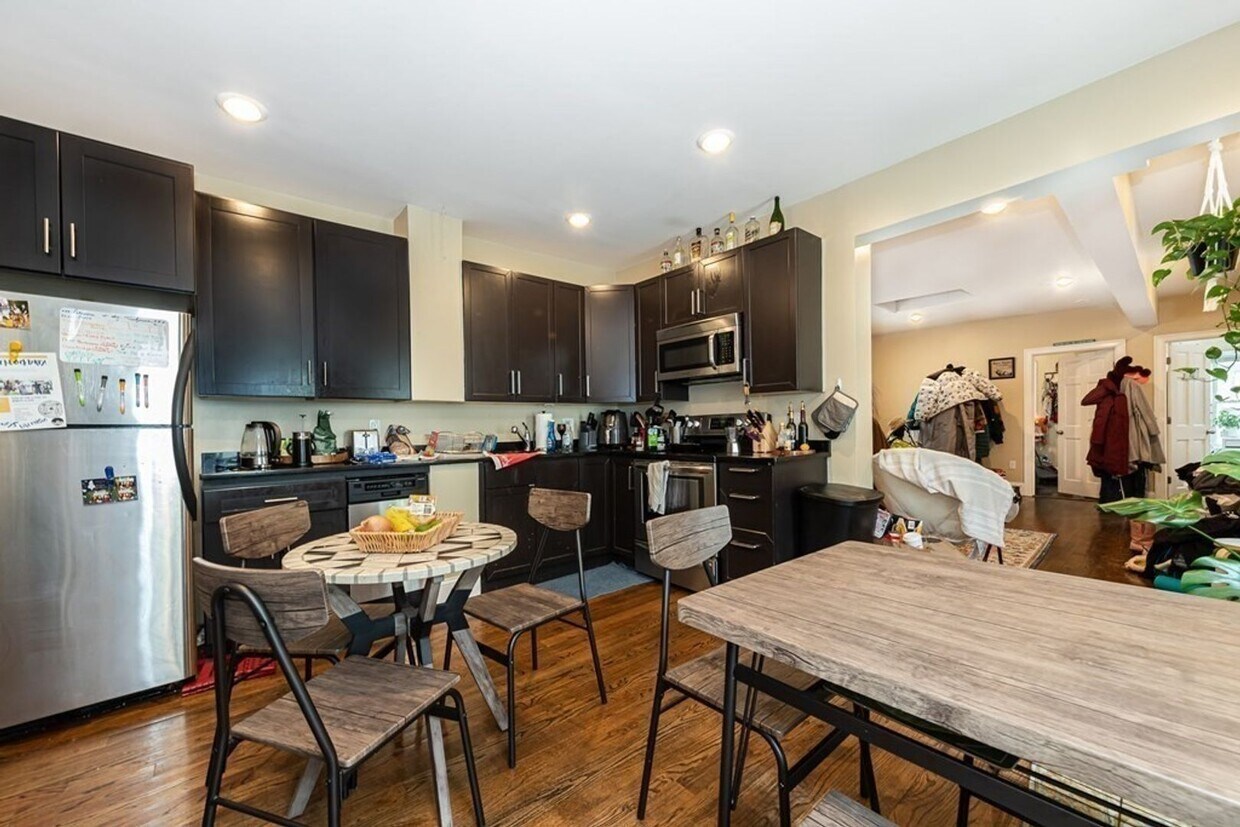 Foto principal - In-Unit Washer and Dryer, Fully Renovated Unit in Mission Hill