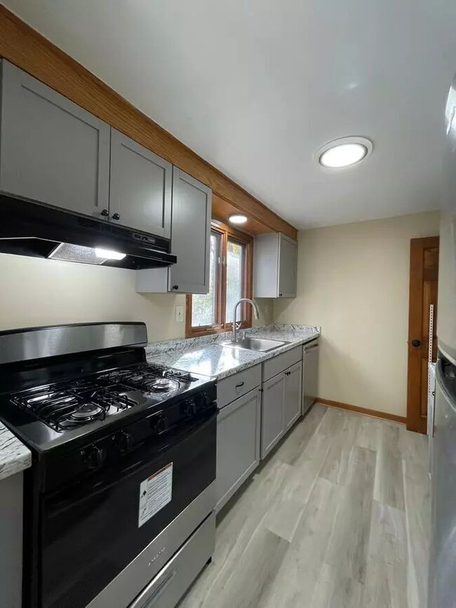 Building Photo - 15 Briarwood Rd