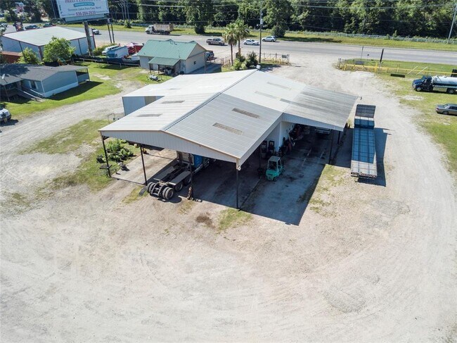 Foto del edificio - 16362 Hwy 105 E