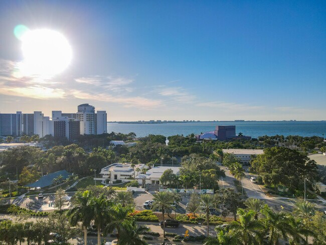 Foto del edificio - 800 N TAMIAMI Trl
