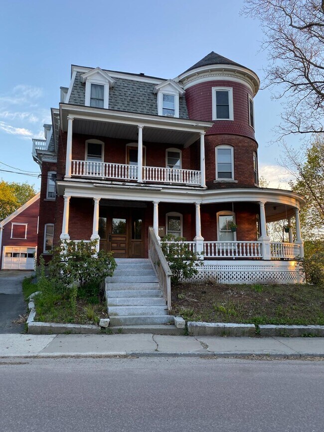 Building Photo - 54 Wellington St