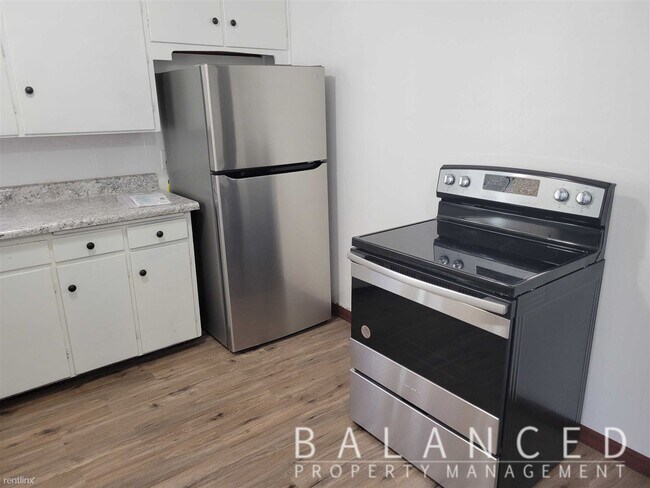 Building Photo - 2 br, 1 bath House - 715 SW Medford Ave