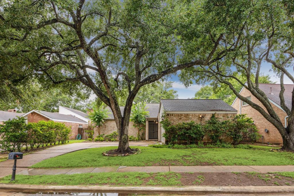 Foto principal - 1926 Woodland Springs St