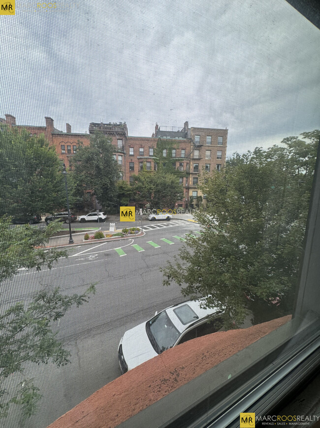 Building Photo - 587 Beacon St