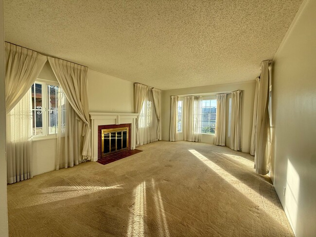 Foto del edificio - Charming 3BR/1.5BA Home with Cozy Fireplace