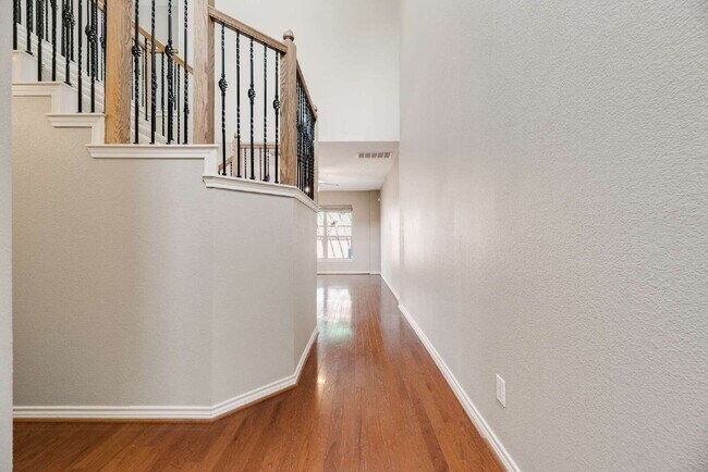 Foto del edificio - Dog friendly 3-2.5-2 Townhome in the heart of Plano!