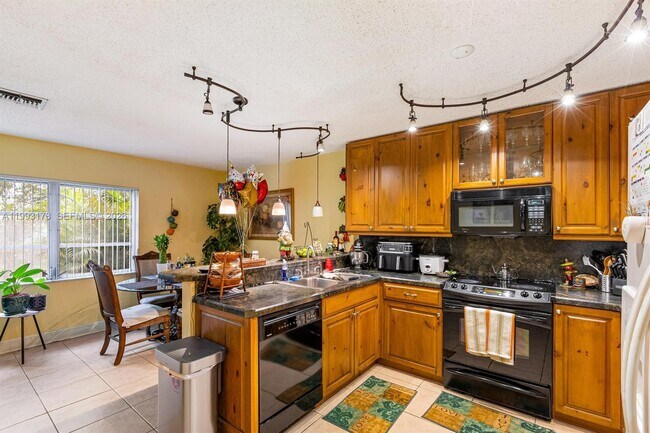 Foto del edificio - 7651 NW 74th Ave