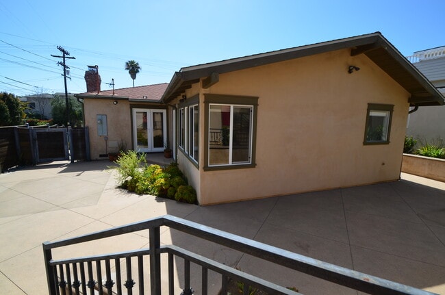 Building Photo - 7033 Draper Ave