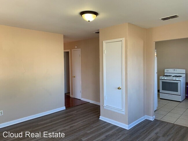 Building Photo - 3 br, 1 bath House - 108 E BOB WHITE LANE