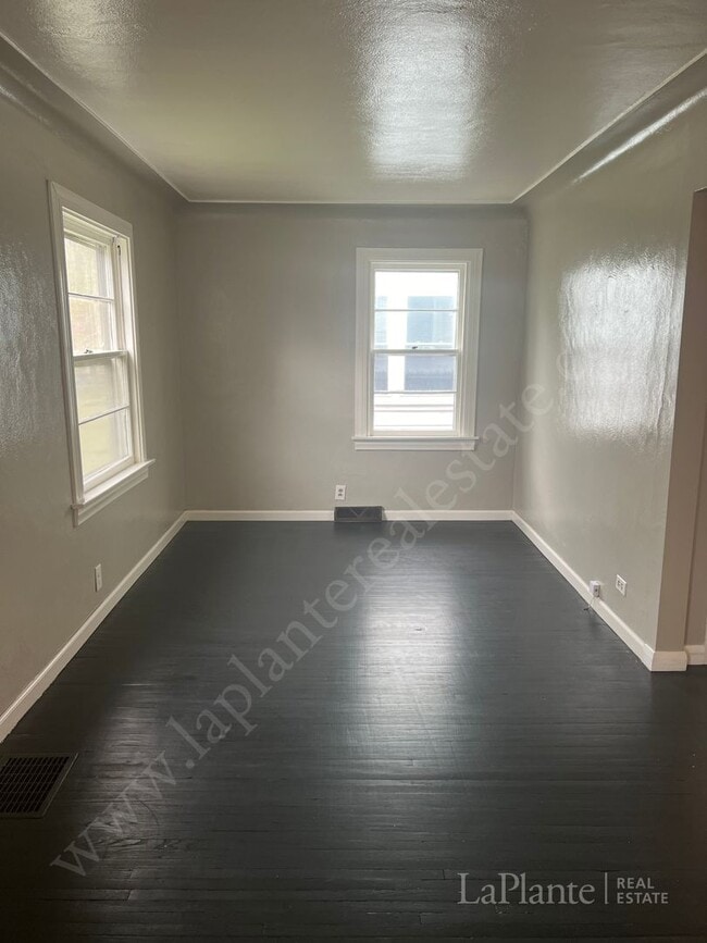 Foto del edificio - Cute Blue House for Rent In Library Village