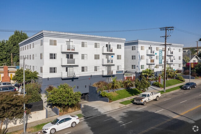 Building Photo - Villa De Adel