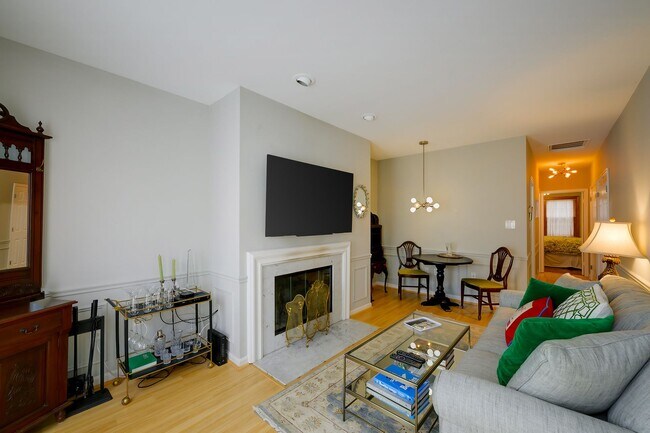 Foto del edificio - Turnkey Furnished 1 Bed Steps from the U.S. Capitol