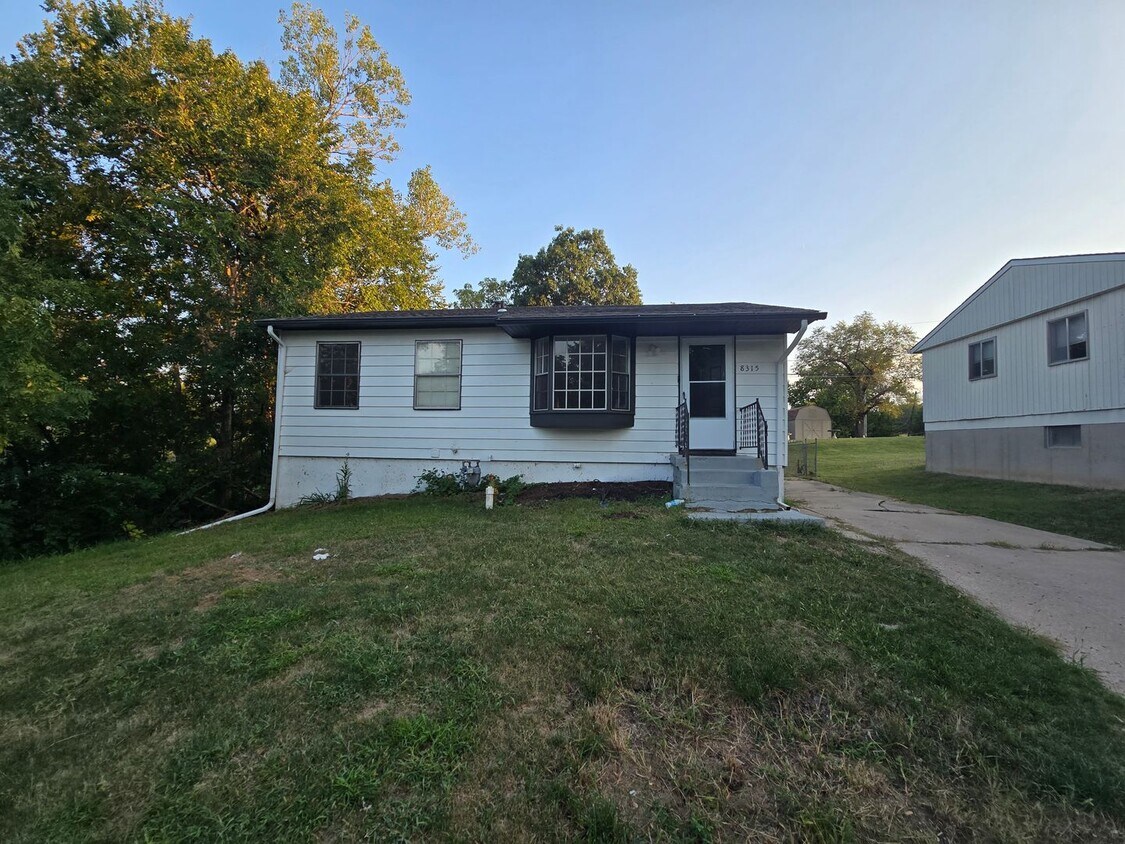 Foto principal - 3 Bedroom house with fenced in yard