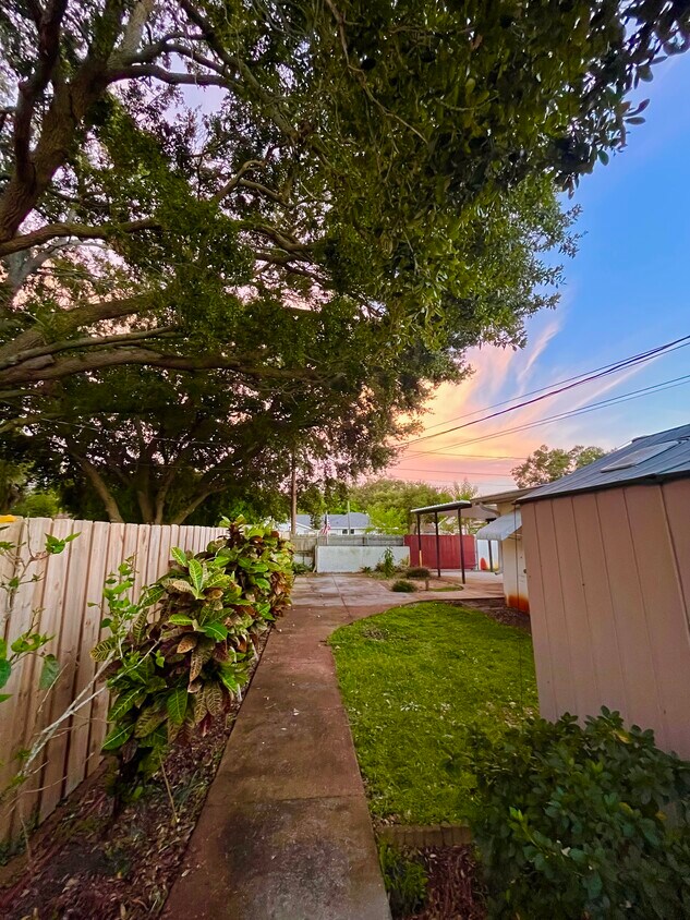 Foto principal - 516 Northmoor Ave N
