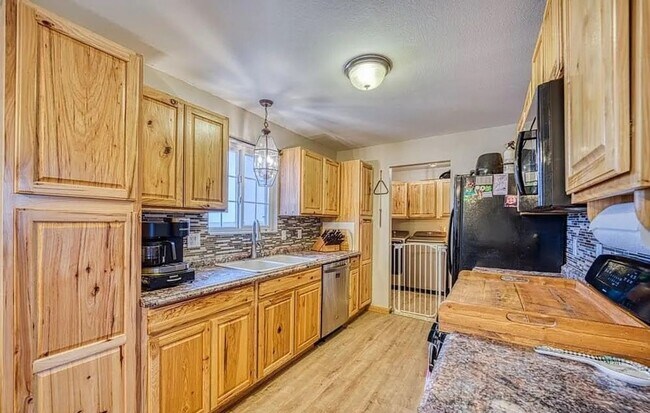Building Photo - Charming 3 bedroom House in Penrose