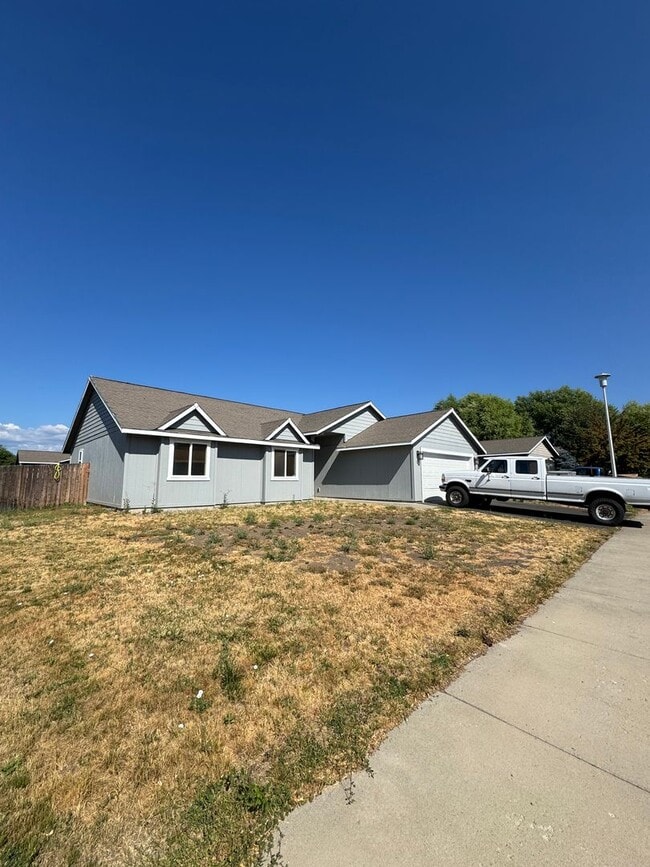 Building Photo - 3-Bedroom Home for Lease with Fenced Backyard