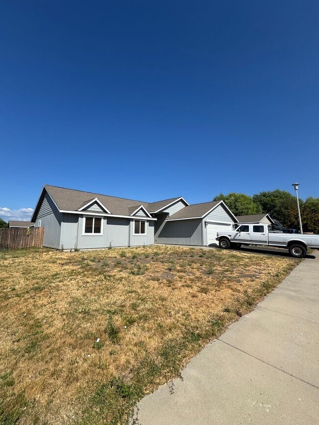 Foto del edificio - 3-Bedroom Home for Lease with Fenced Backyard