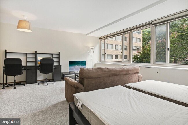 Foto del edificio - 4101 Cathedral Ave NW