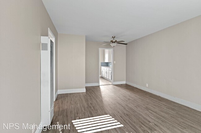 Building Photo - 1 br, 1 bath Apartment - 201-209 E 12th St...