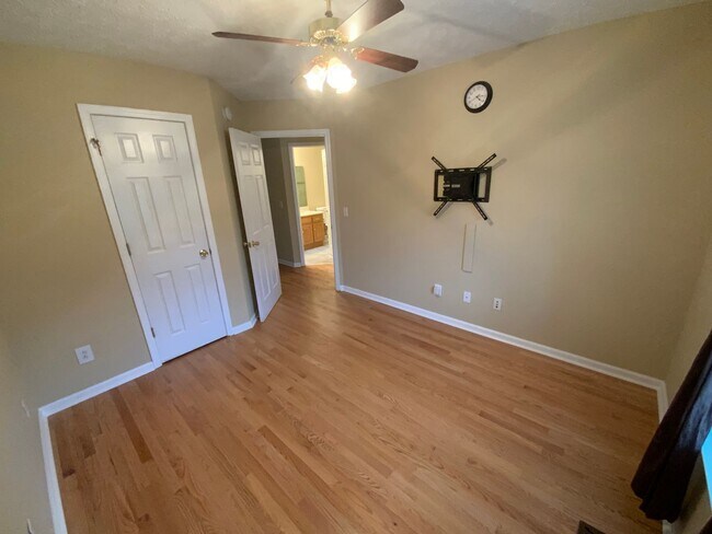 Building Photo - Lovely, well maintained Smyrna home with private wooded backyard!