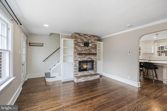 Building Photo - 113 W Albertson Ave