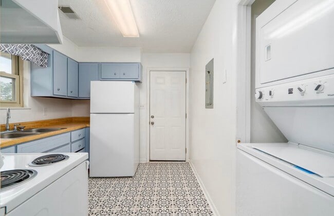 Building Photo - 8017 Kiwi Ct