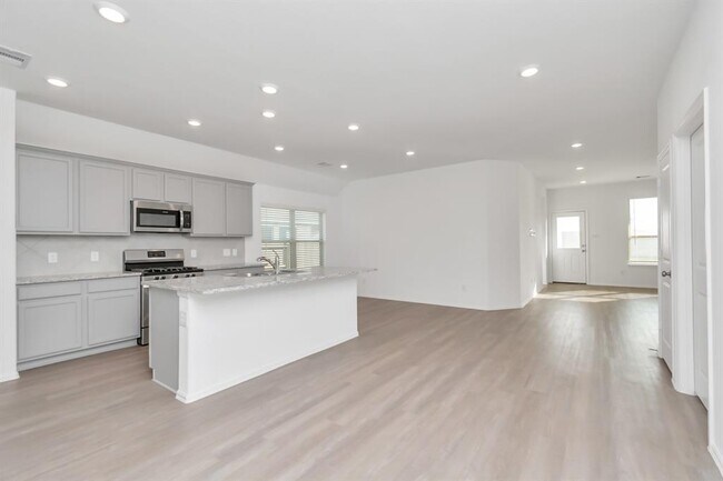 Building Photo - 5116 Twin Summit Dr