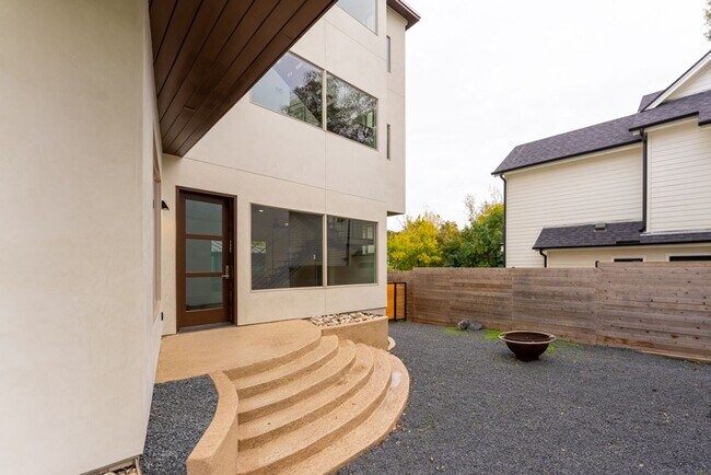 Foto del edificio - Gorgeous 4 bedroom, 5 bathroom House in Bouldin Creek!