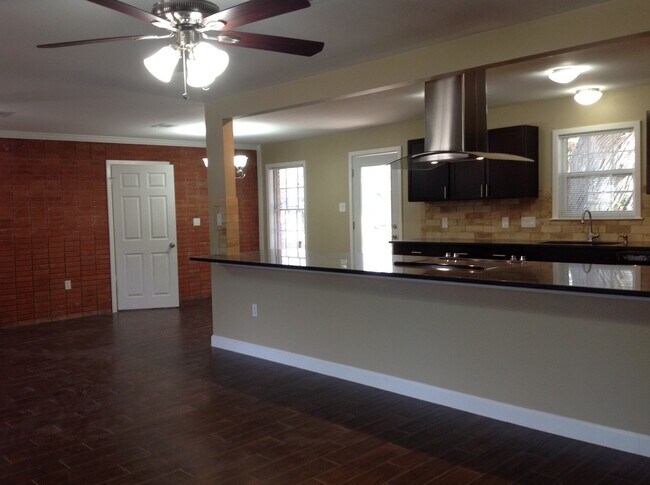Building Photo - Gorgeous Remodel - North Austin Home!