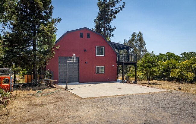 Foto del edificio - Beautiful 2 Bedroom Back House