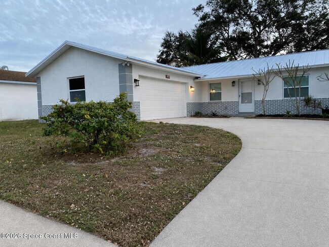 Building Photo - 2921 College View Dr
