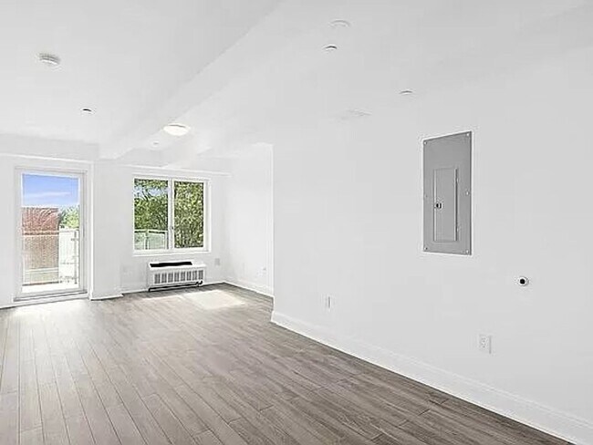 Building Photo - Beautiful Clean 1 Bedroom Condo in Astoria
