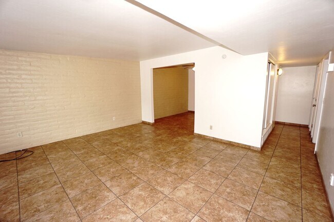 Building Photo - PENDING / RENTED