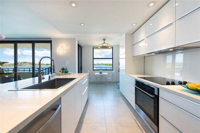 Foto del edificio - 12000 N Bayshore Dr