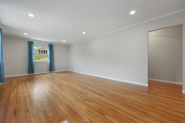 Building Photo - 13 1/2 Hickory Dr