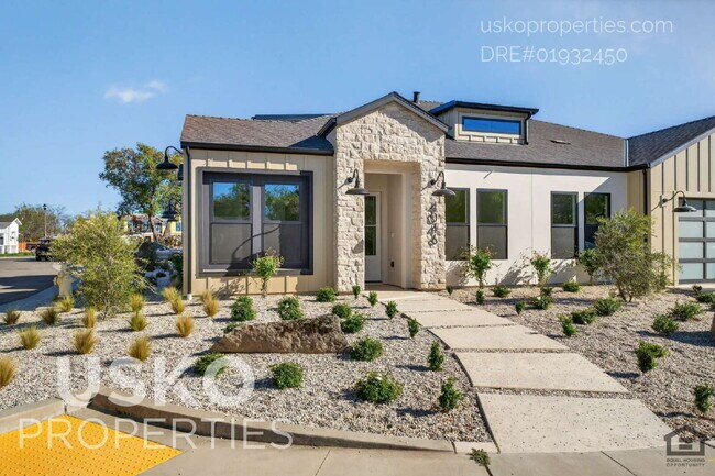 Foto del edificio - "Charming 2-Bedroom Retreat in Rocklin – Cozy 900 Sq Ft Home on Winding Lane!"