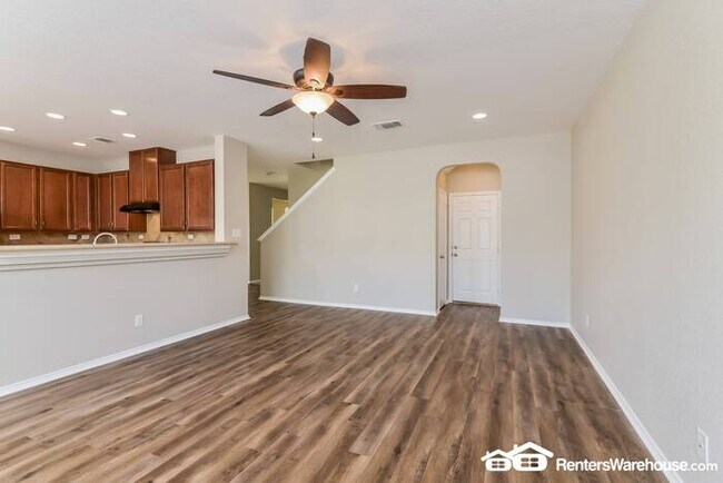 Building Photo - Large 4 bedroom / 2.5 bathroom in Chestnut...
